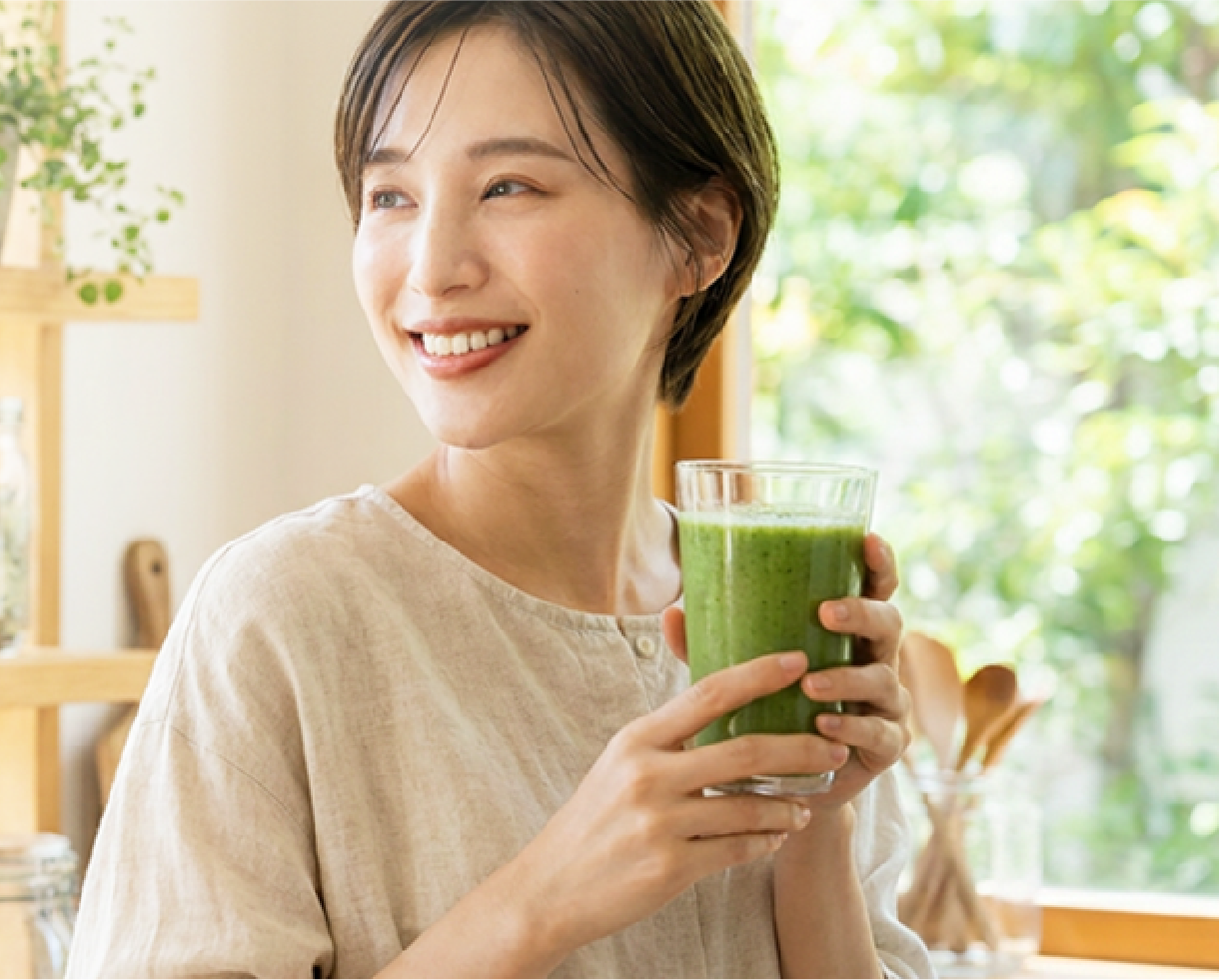 グリーンスムージーを持つ女性